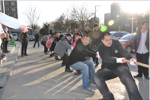 公司员工拔河比赛