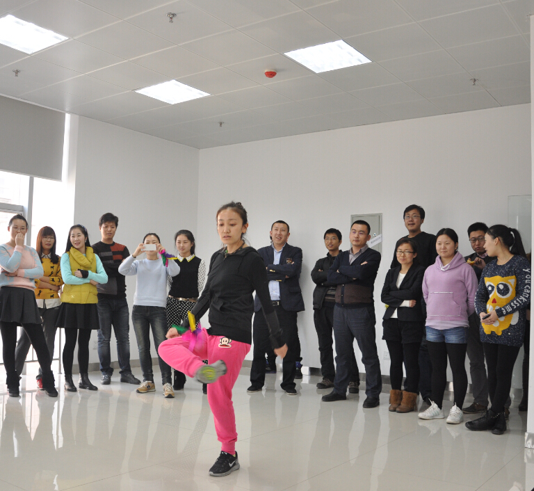 公司员工踢毽子比赛