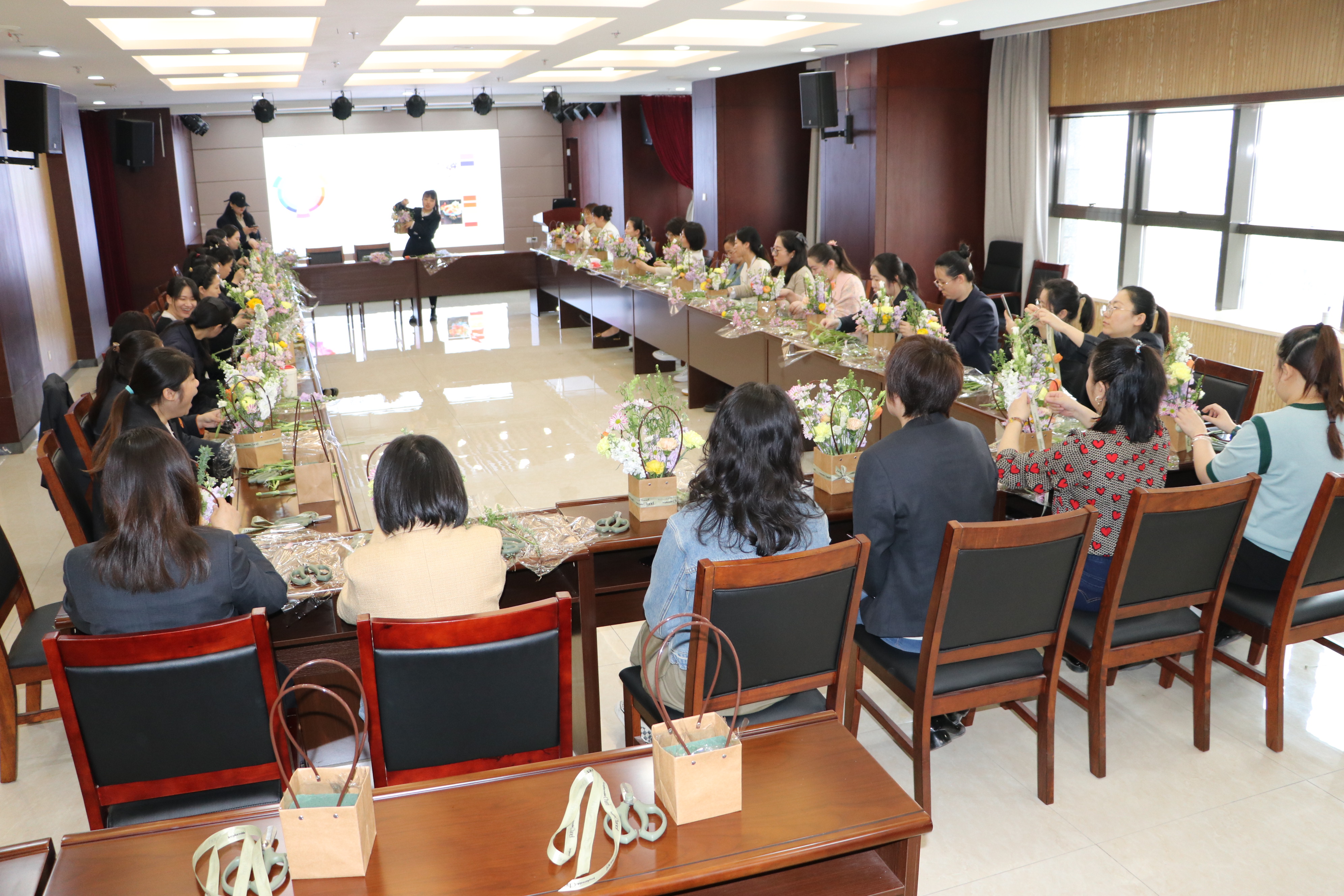 保障房公司举办“3·8妇女节”花艺沙龙活动